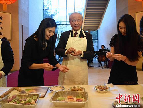 当地时间2月3日晚，中国驻美大使崔天凯与留学生在使馆内一同联欢，包饺子，共迎戊戌新春。 <a target='_blank' href='http://www.chinanews.com/'>中新社</a>记者刁海洋摄