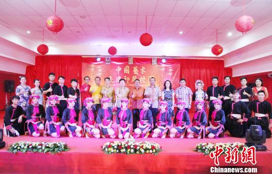 图为嘉宾与演员合影留念。中国驻印尼登巴萨总领馆供图