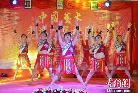 中国侨网由中国驻印尼登巴萨总领馆与印尼乌达雅纳大学（简称“乌大”）合作举办的“中国艺术走进印尼校园”交流演出活动，7日在乌大校园举行。中国驻印尼登巴萨总领馆供图