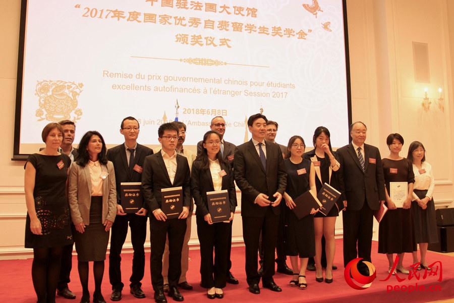 参与颁奖仪式的嘉宾与获奖学生合影。龚鸣摄