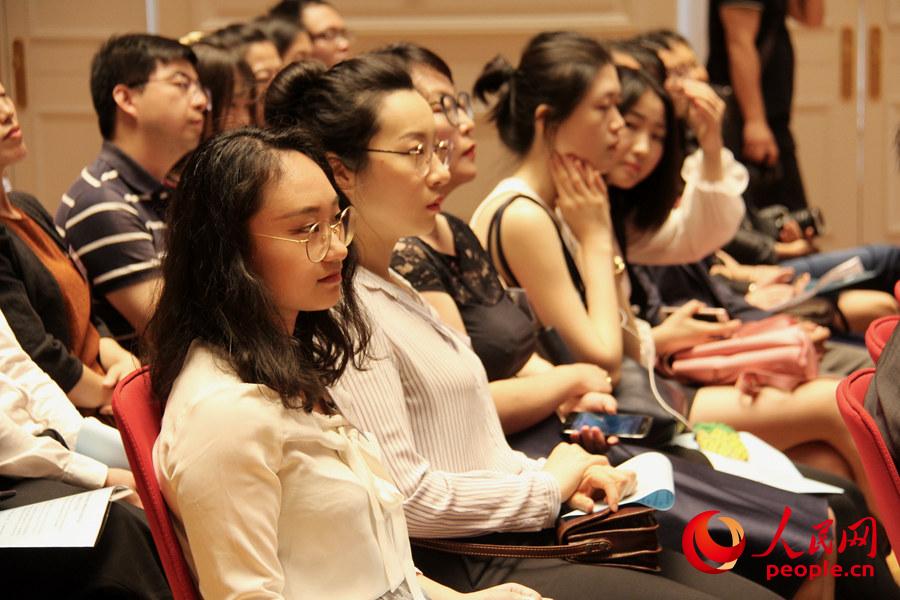 图为参加颁奖仪式的留学生。龚鸣摄