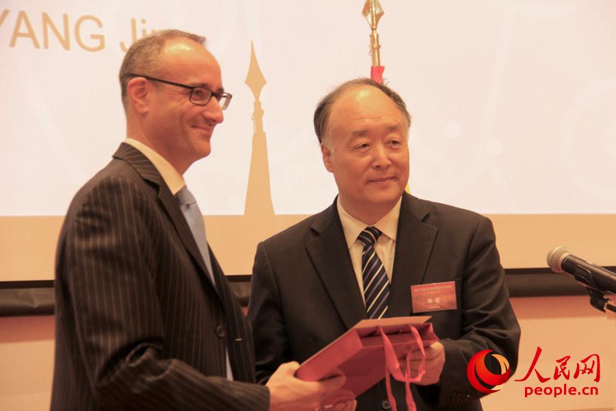 中国驻法使馆教育处公参杨进向学生导师转交国家留学基金管理会的感谢信。龚鸣摄