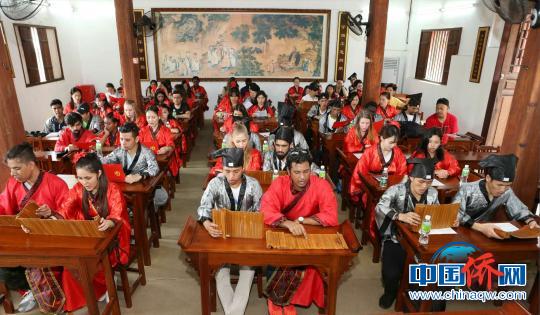 中国侨网留学生亲身体验中华文化。　韩茂清　摄