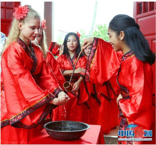 留学生亲身体验中华文化。　韩茂清摄