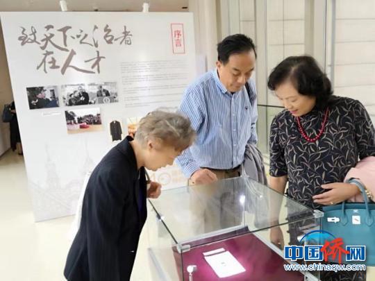 观众在参观。　朱勇文 摄