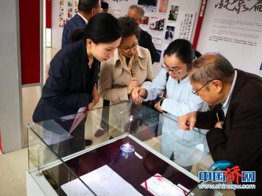 观众在观展。　朱勇文 摄