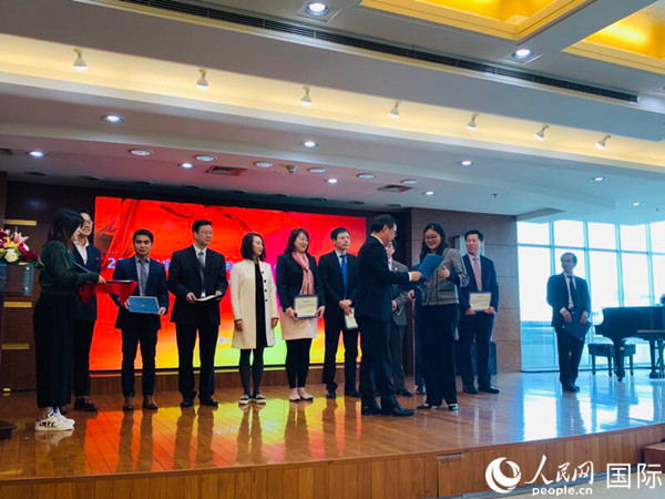 图为黄屏总领事为第十四届“春晖杯”中国留学人员创新创业大赛纽约领区受聘创业导师雷宝(前排右一）颁发证书。