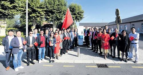 中国侨网代表团参观“邓小平广场”。(法国《欧洲时报》/黄冠杰摄)