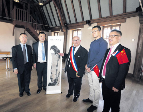 任俐敏向迪容市长赠送纪念品。(法国《欧洲时报》记者黄冠杰摄)