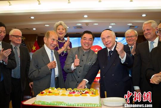 当地时间9月16日，中国驻纽约总领馆在纽约隆重举行国庆70周年招待会。图为中国驻纽约总领事黄屏(中)与美中关系全国委员会董事会执行副主席格林伯格(左三)，美国良知基金会主席施奈尔(右四)，澳大利亚前总理、美国亚洲协会政策研究院院长陆克文(右三)等嘉宾代表一起切蛋糕庆贺。<a target='_blank' href='http://www.chinanews.com/'><p  align=