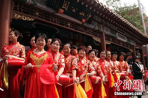 当地时间9月15日，加拿大蒙特利尔华人社区的腰鼓队在唐人街中山公园前整装待发，参加蒙特利尔侨学界在此举行的中华人民共和国国旗升旗仪式，庆祝新中国成立70周年。<a target='_blank' href='http://www.chinanews.com/'><p  align=