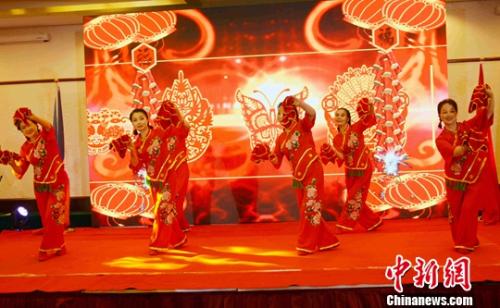 图为法国华侨华人会艺术团表演舞蹈《开门红》。<a target='_blank' href='http://www.chinanews.com/'><p  align=