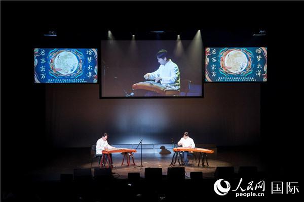 知名音乐家赵曼琴、赵冠华演奏古筝。