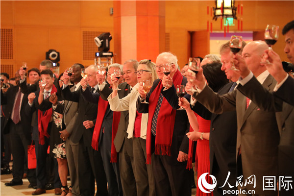 来宾们举杯祝贺中华人民共和国成立70周年。郑琪 摄