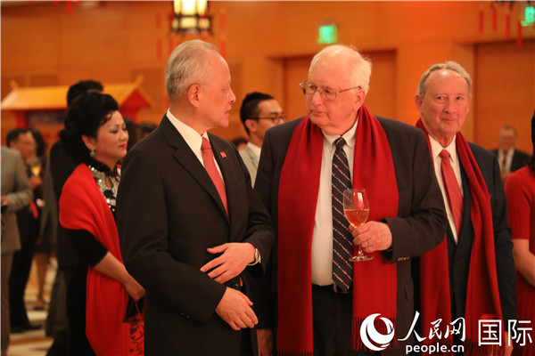 崔天凯与美国前驻华大使芮效俭交谈。郑琪 摄