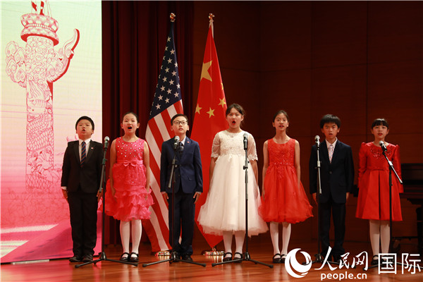 孩子们在台上合唱中华人民共和国国歌。 郑琪 摄