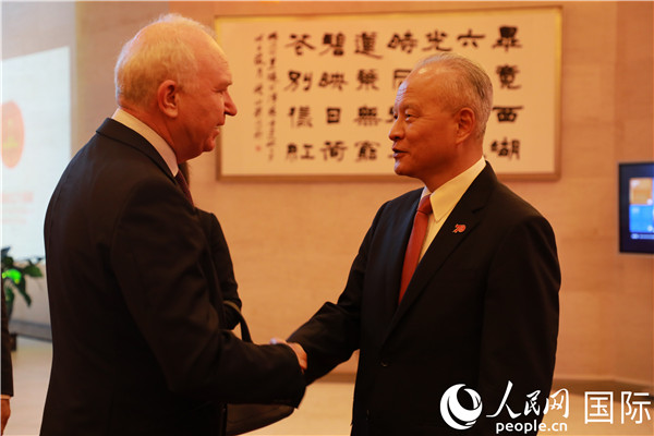 招待会开始前，崔天凯大使与来宾们一一寒暄。郑琪 摄