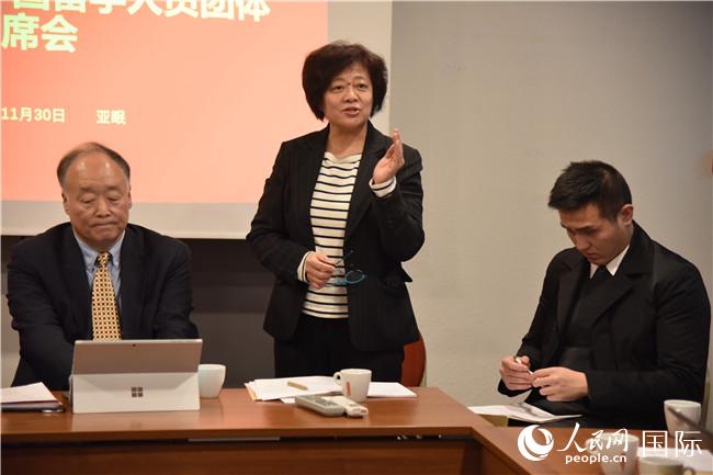 中国驻法国大使馆教育处一等秘书闫丽作汇报。刘玲玲摄