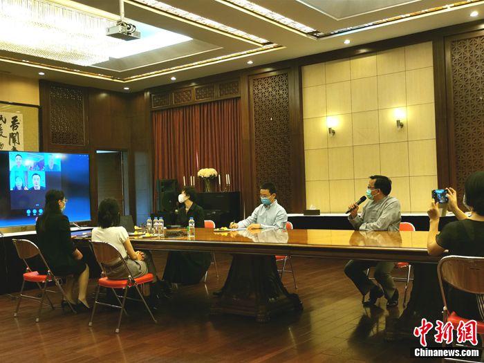 黄溪连大使与不能到场的获奖者线上交流。关向东摄