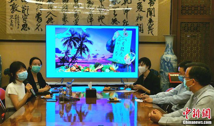 黄溪连大使到场的获奖者交流。关向东摄