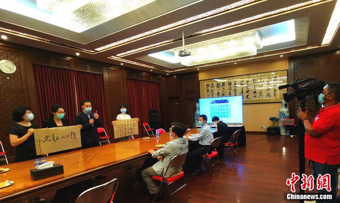 黄溪连大使到场的获奖者交流。关向东摄