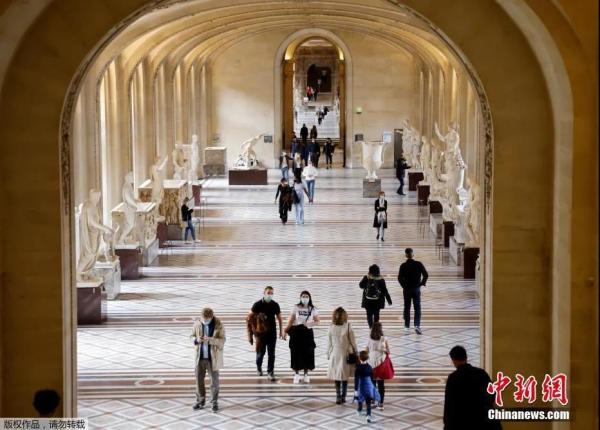 法国总统马克龙当地时间14日宣布，法国巴黎、里昂、马赛等多地将实施宵禁，以应对新冠肺炎疫情反弹。14日，巴黎的著名景点卢浮宫参观者寥寥无几。