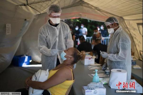 资料图：当地时间9月24日，法国马赛，一名妇女在接受新冠肺炎检测。