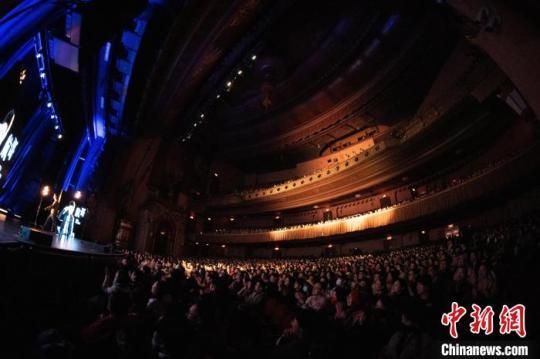 当地时间2月5日，一场中国脱口秀在美国纽约灯塔剧院上演。图为演出现场。　笑果文化供图