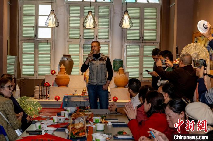 “老外”爱过中国年：向往传统文化紧抓发展机遇