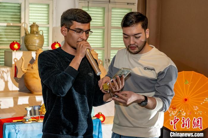 2月4日，40多位国际友人来到海口骑楼老街体验喜庆中国年。图为来自乌兹别克斯坦的王龙演唱中国歌曲。　蒋聚荣摄