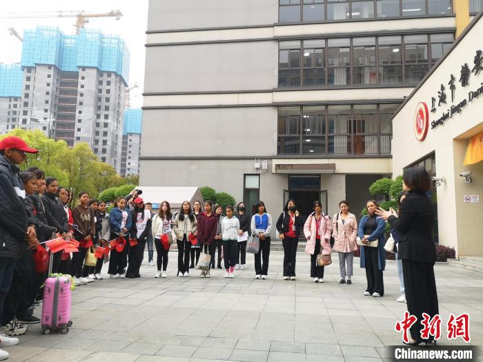 厄瓜多尔思邈维华国际学校“感知中国行”代表团到访上海市大宁国际小学。　范宇斌摄