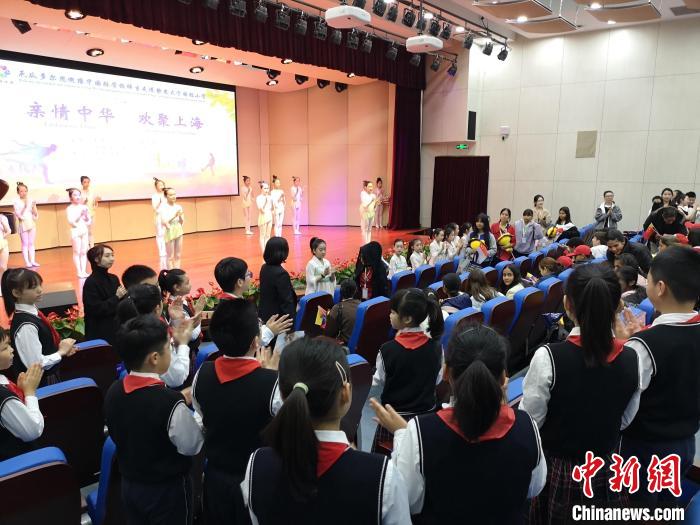 上海市大宁国际小学师生们鼓掌欢迎厄瓜多尔思邈维华国际学校师生到来。　范宇斌摄
