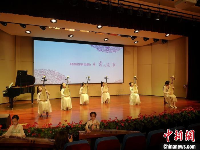 上海市大宁国际小学学生表演琵琶古筝合奏《青花瓷》。　范宇斌摄