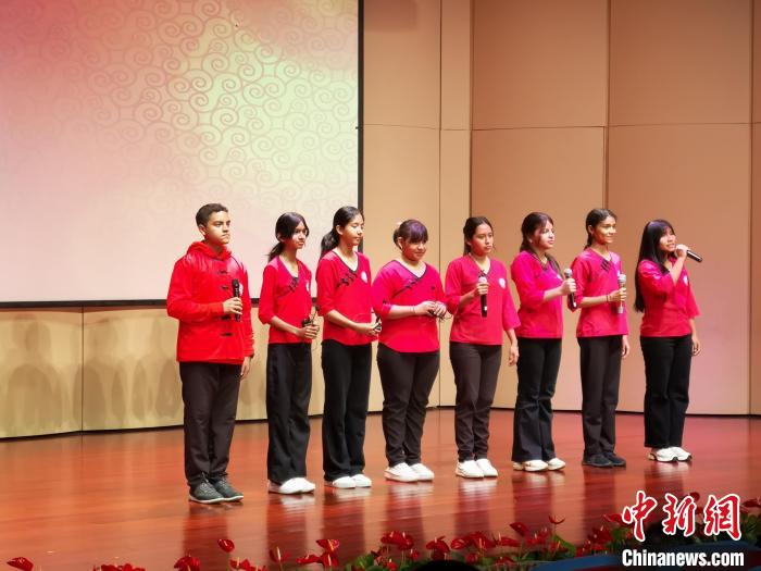 厄瓜多尔思邈维华国际学校学生合唱中文歌曲。　范宇斌摄