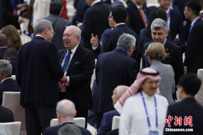 10月18日，第三届“一带一路”国际合作高峰论坛在北京举行开幕式。图为与会代表在开幕式前沟通。中新社记者 韩海丹 摄