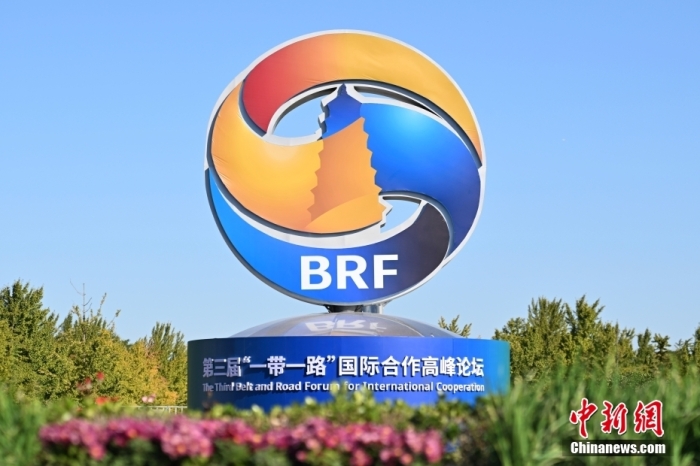 北京市街头布置的第三届“一带一路”国际合作高峰论坛元素装置。 中新社记者 赵文宇 摄