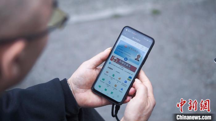 资料图。市民使用电子社保卡办理业务。　陈鑫 摄
