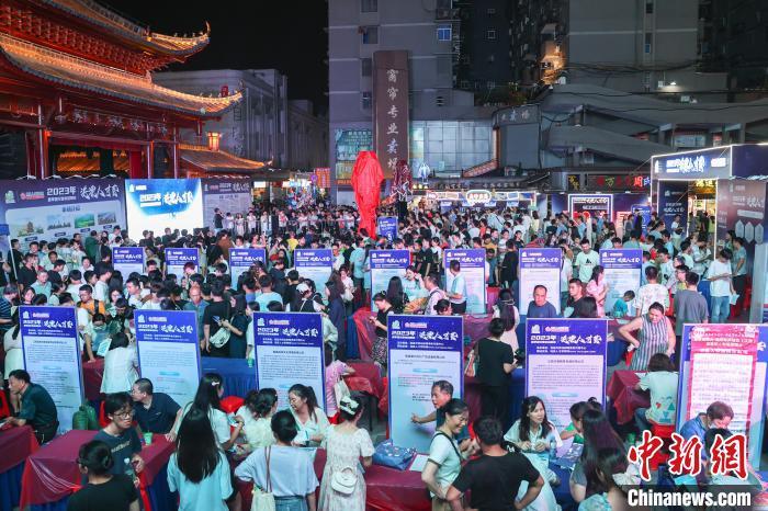 资料图：图为招聘会现场，不少求职者在寻找工作机会。　刘力鑫 摄
